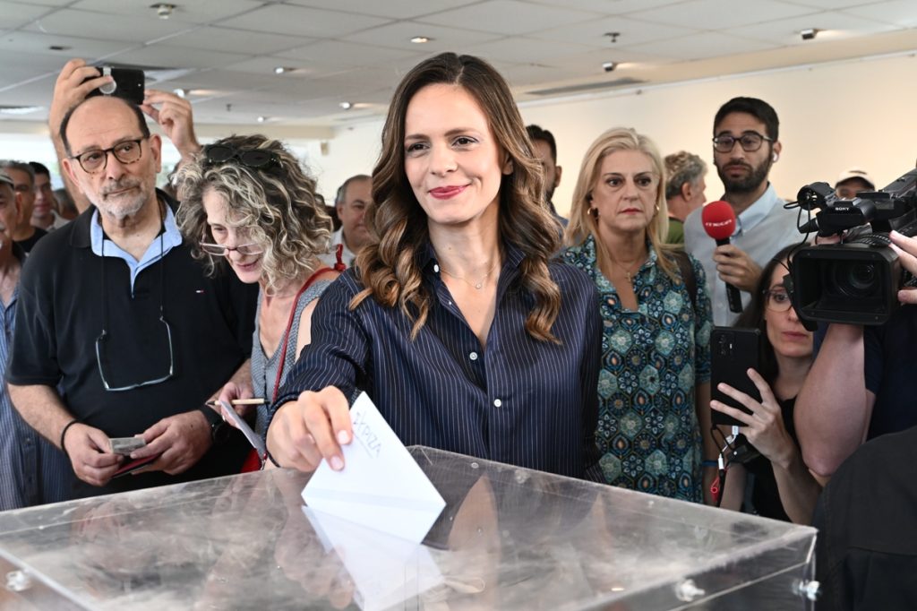 «Σήμερα στέλνουμε το πρώτο μήνυμα» δηλώνει στην κάλπη η Αχτσιόγλου