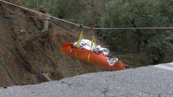 Δραματική επιχείρηση διάσωσης οδηγού από δρόμο που κόπηκε στα δύο στο Πήλιο! (ΒΙΝΤΕΟ)