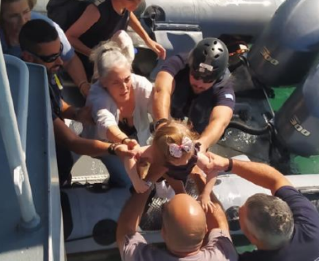 Απεγκλωβισμός δια θαλάσσης από την παραλία Χορευτό στο Πήλιο! (ΦΩΤΟ)