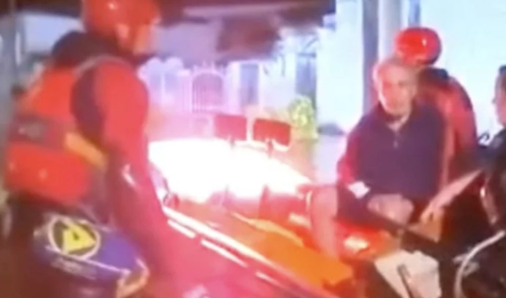 Καρέ καρέ η νυχτερινή επιχείρηση της ΕΜΑΚ με βάρκα και προβολείς στις πλημμυρισμένες περιοχές (vid)