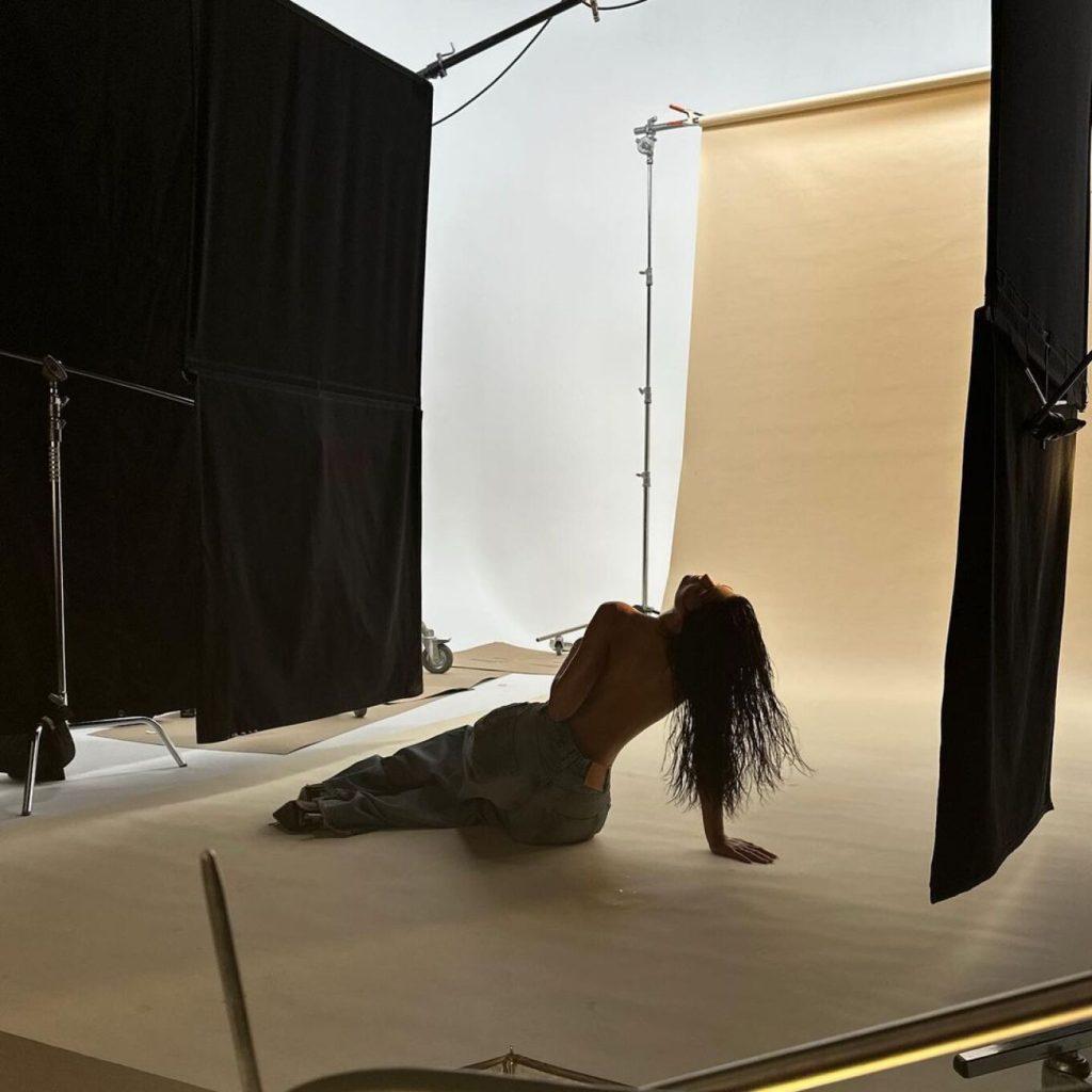 Γυμνόστηθη και… λασπωμένη η Κάιλι Τζένερ! (ΒΙΝΤΕΟ)