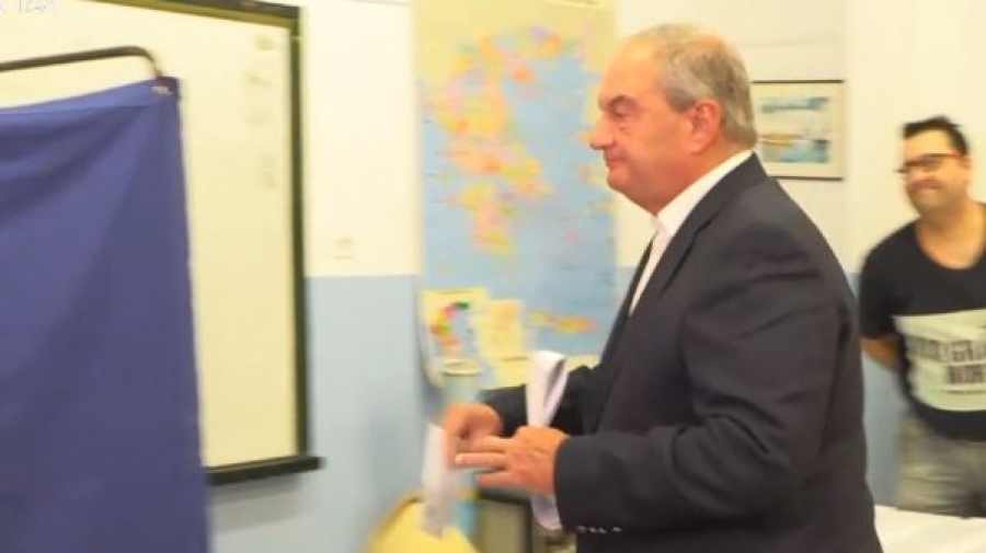 Αυτοδιοικητικές εκλογές 2023: Ψήφισε ο πρώην πρωθυπουργός Κώστας Καραμανλής – Το απρόοπτο στο εκλογικό τμήμα