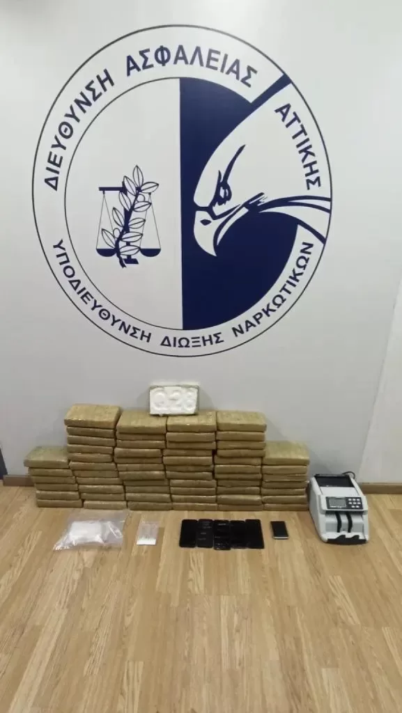 Τρεις συλλήψεις για τα 67 κιλά κοκαΐνης σε κοντέινερ στον Πειραιά