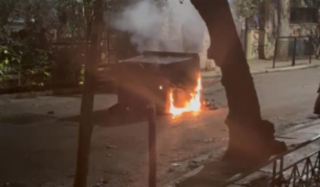 Επεισόδια στα Εξάρχεια μετά τον τραυματισμό 16χρονης από αστυνομικό στο Ηράκλειο (ΒΙΝΤΕΟ)