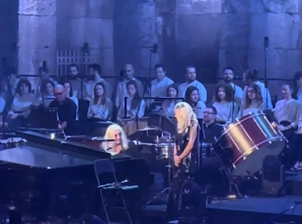 Αποθεώθηκε η Άννα Βίσση στο Ηρώδειο – Το φιλί με τον Νίκο Καρβέλα (φωτο)