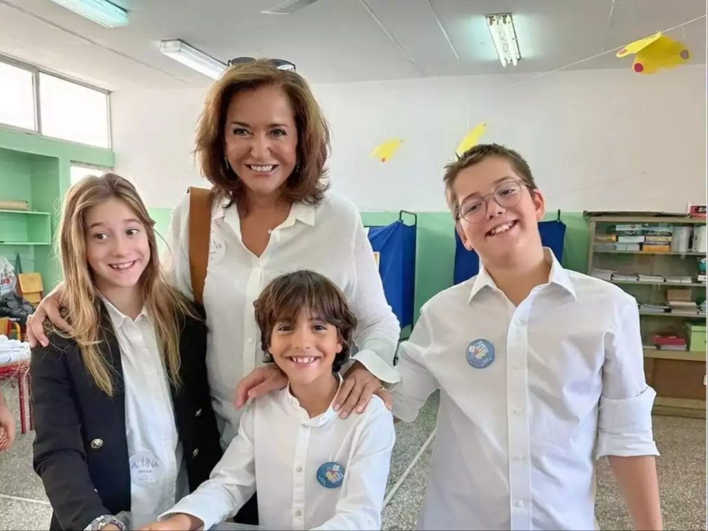 Η Ντόρα Μπακογιάννη ψηφίζει με τα γούρια της! (ΦΩΤΟ)