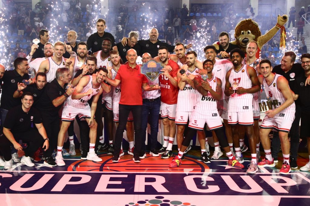 «Κόκκινη» και… δια περιπάτου η πρώτη φετινή «κούπα» στο μπάσκετ (ΒΙΝΤΕΟ)