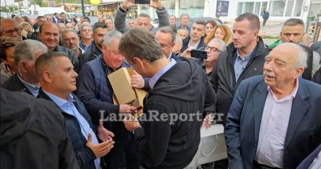 Καμένα Βούρλα: Έκανε δώρο στον Μητσοτάκη ένα “κασελάκι” (video)