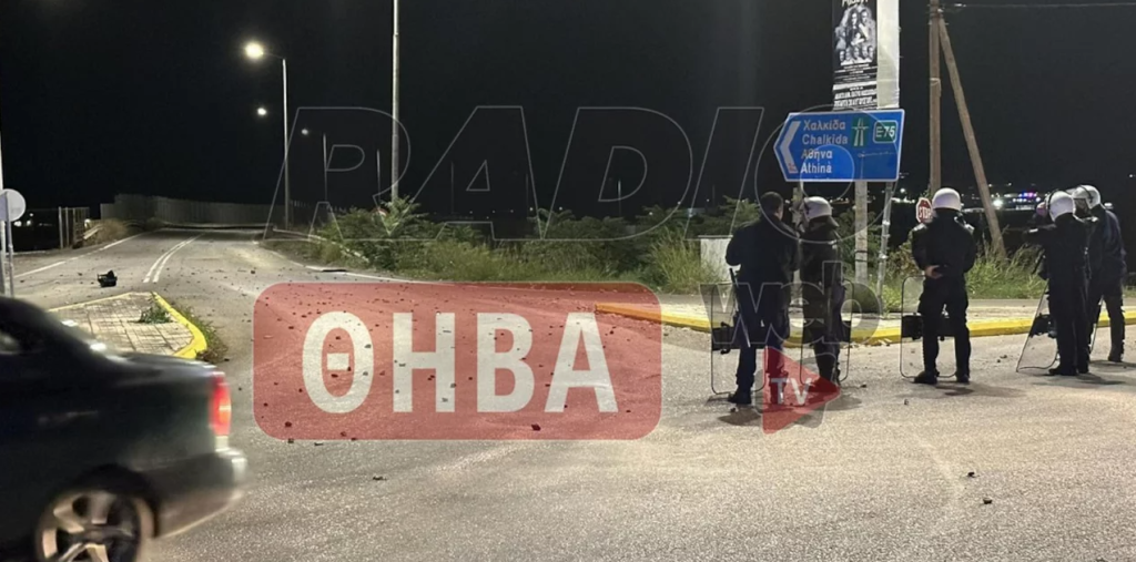 Eπεισόδια σε Θήβα και Ασπρόπυργο – Ρομά έβαλαν φωτιές σε σπίτια και ΙΧ για τον θάνατο του 17χρονου