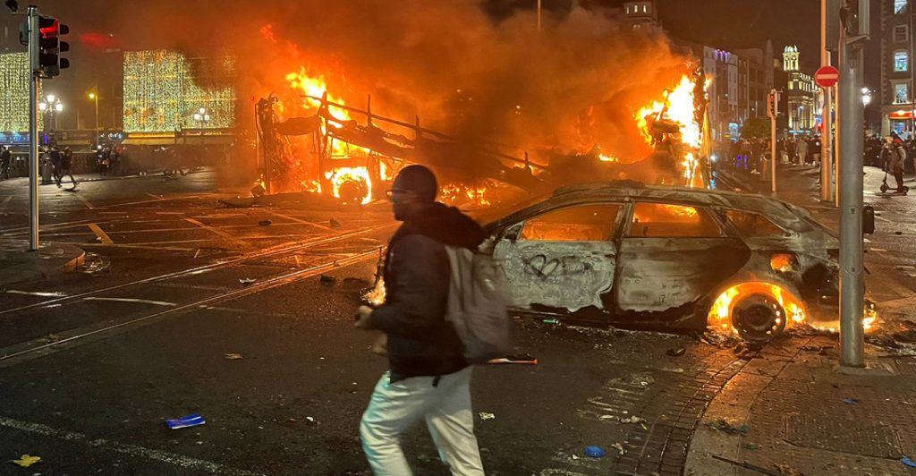Ιρλανδία: Νύχτα τρόμου στο Δουβλίνο στον απόηχο των μαχαιρωμάτων στο σχολείο – «Πόλεμος» αστυνομίας και διαδηλωτών