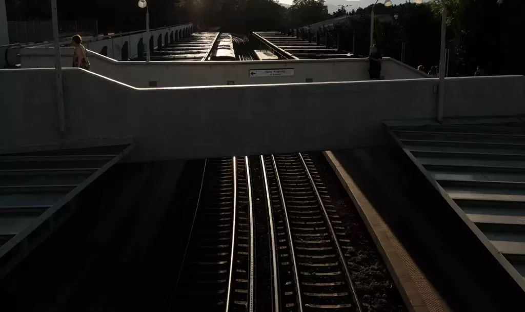 Πτώση ατόμου στις ράγες του ΗΣΑΠ στο Φάληρο