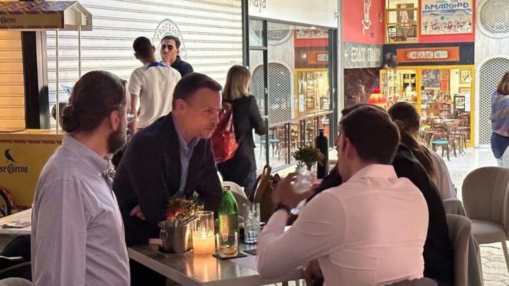 Δείπνο Κασσελάκη με τον μπασκετμπολίστα Νίκο Παππά – Στην παρέα για λίγο και ο Χάρης Δούκας