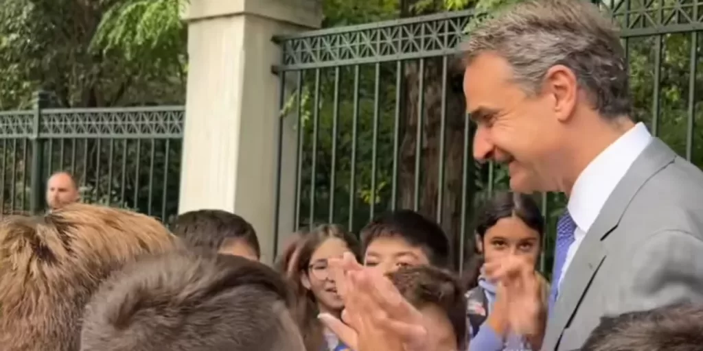 Η ξεχωριστή συνάντηση Μητσοτάκη με μαθητές έξω από το Προεδρικό – Φωτογραφίες – high five και πειράγματα
