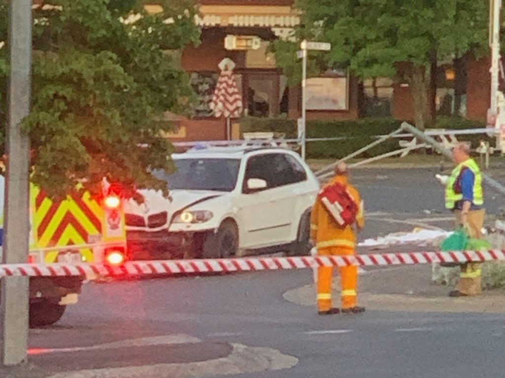 Πέντε νεκροί από αυτοκίνητο που έπεσε σε θαμώνες παμπ στην Αυστραλία!