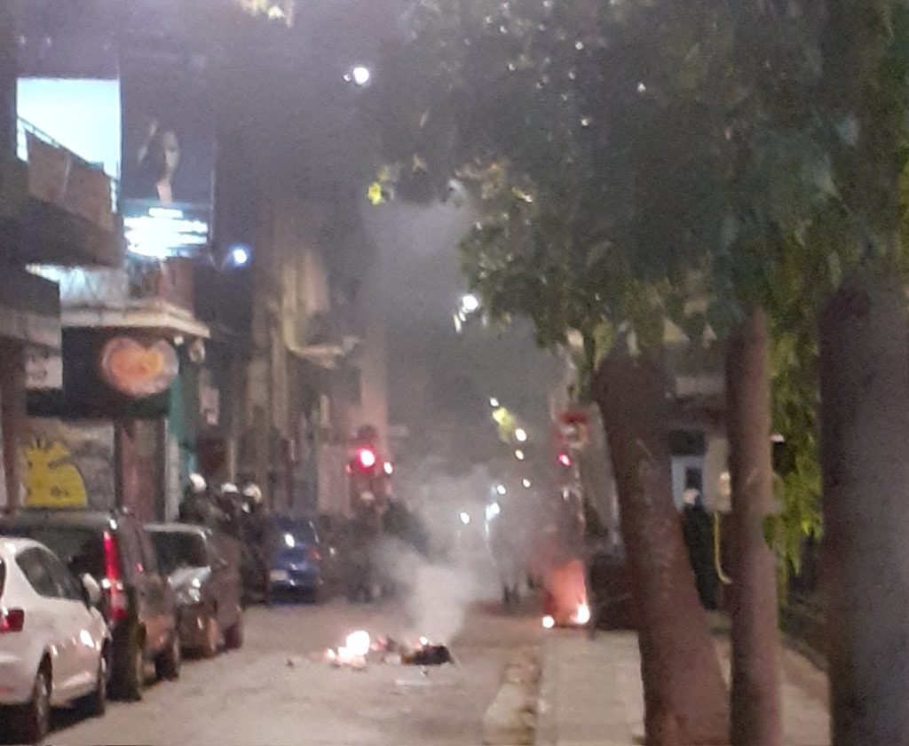 Νύχτα έντασης στα Εξάρχεια! Επιθέσεις εναντίον αστυνομικών! (ΒΙΝΤΕΟ)
