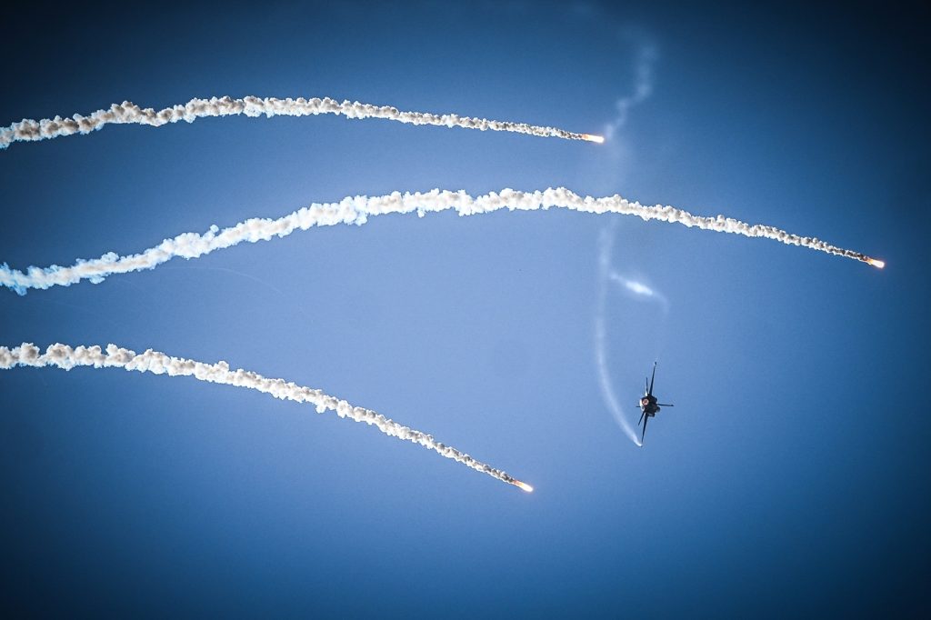 Εντυπωσίασαν οι πιλότοι της πολεμικής αεροπορίας στην επίδειξη στον Φλοίσβο! Το μήνυμα Δένδια