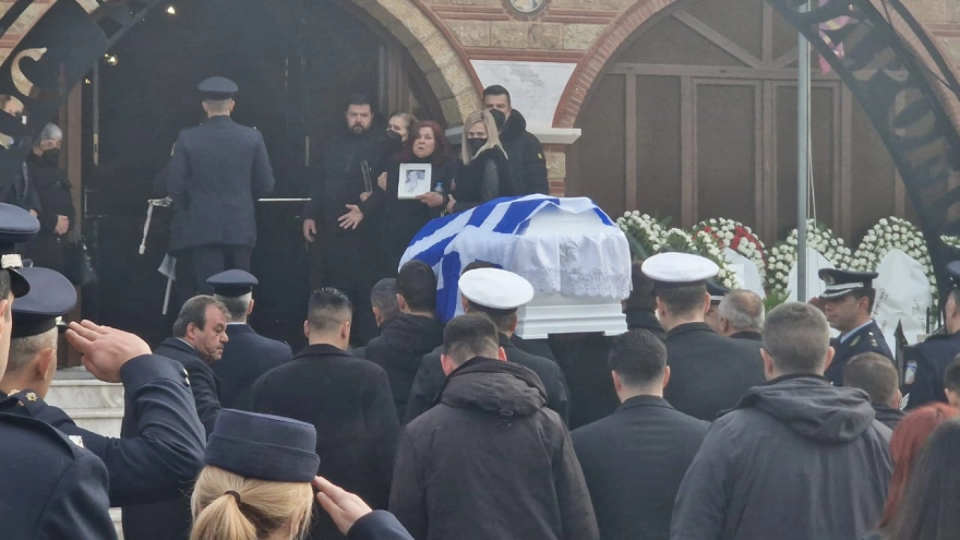 Το τελευταίο «αντίο» στον 32χρονο αστυνομικό που δολοφονήθηκε από τον Νορβηγό στη Θεσσαλονίκη
