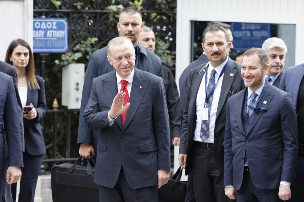 Guardian για επίσκεψη Ερντογάν στην Αθήνα: Γίνεται με προσέγγιση «win-win»