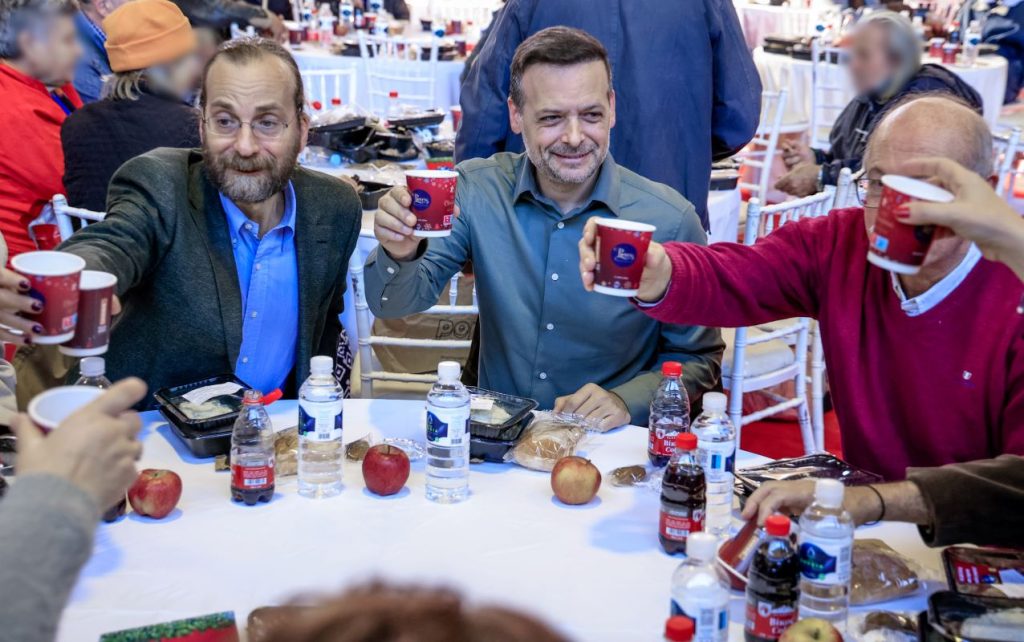 Ο Χάρης Δούκας στο γεύμα αγάπης για τους άστεγους της Αθήνας