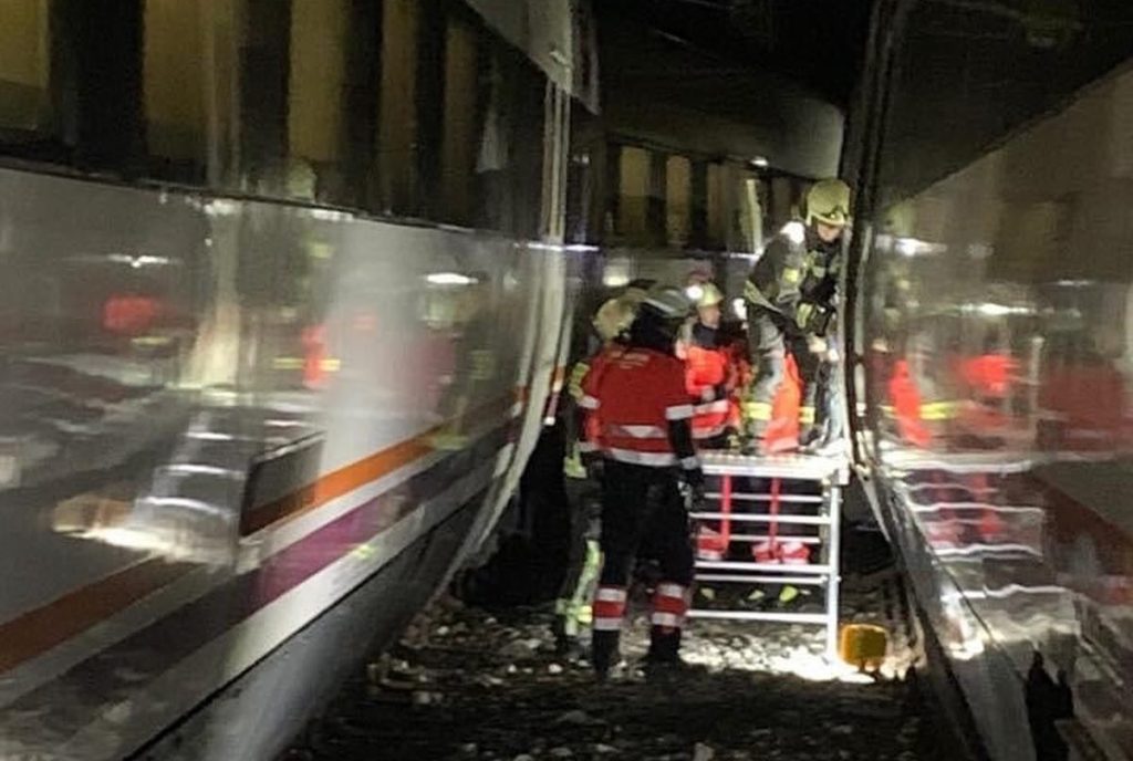 Δύο τρένα συγκρούστηκαν πλαγιομετωπικά στην Ισπανία – 13 τραυματίες