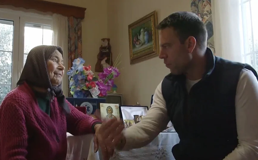 Συνάντηση Κασσελάκη με τη γιαγιά που δώρισε ασθενοφόρο στο Μεσολόγγι – «Το φιλότιμο δεν μπορεί να υποκαθιστά το κράτος»