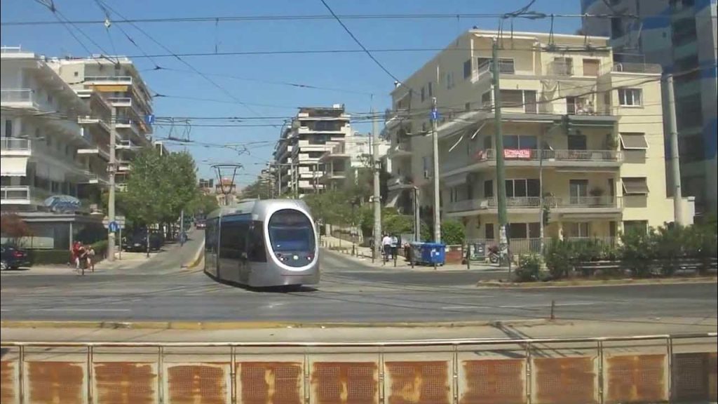 Τραμ συγκρούστηκε με αυτοκίνητο στο Παλαιό Φάληρο – Ένας νεκρός