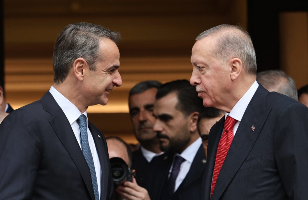 Με ελληνική σαλάτα, ντολμαδάκια, αλλά χωρίς οινοπνευματώδη, το γεύμα Μητσοτάκη – Ερντογάν στο Μαξίμου