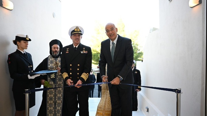 Ο Δένδιας στα εγκαίνια νεότευκτης πολυκατοικίας για τα στελέχη του ΠΝ