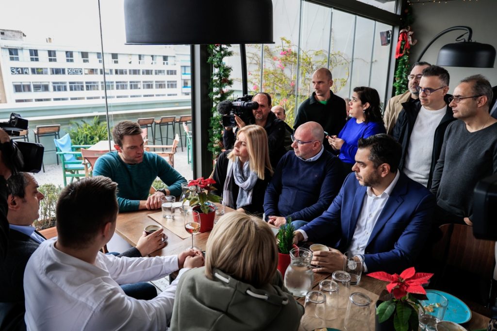 Όσα είπε ο Κασσελάκης με δημοσιογράφους σε μπαρ της Αθήνας