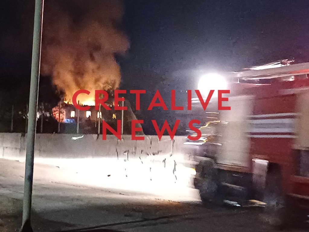 Στις φλόγες εγκαταλελειμμένο κτίριο στο Ηράκλειο (ΒΙΝΤΕΟ)