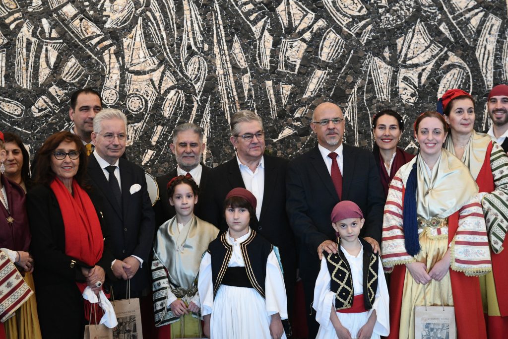 Στην τσακώνικη διάλεκτο τα κάλαντα στον Δημήτρη Κουτσούμπα