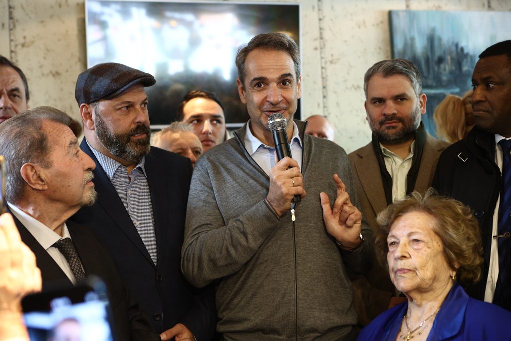 «Ξέρουμε ότι η ακρίβεια δαγκώνει» απαντά στους πολίτες και δεσμεύεται ο Μητσοτάκης