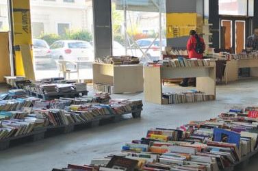 Έκλεψαν το βιβλιοπωλείο των αστέγων στην Αθήνα – 8.000 βιβλία «έκαναν φτερά»