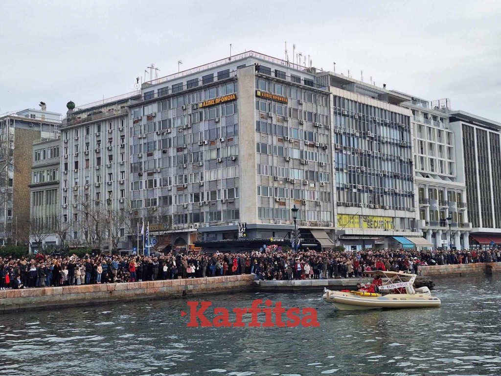 Θεσσαλονίκη: Ξεκίνησε η ιερή λιτανεία για τον αγιασμό των υδάτων – Λαοθάλασσα στη Νέα Παραλία (ΦΩΤΟ+Video)