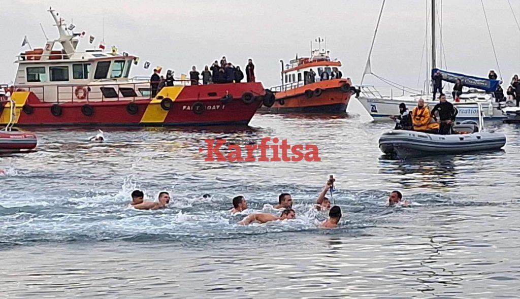 Θεσσαλονίκη: Αγιασμός των υδάτων από τον Μητροπολίτη Φιλόθεο – Ο Στέργιος Παγωνίδης έπιασε τον σταυρό (ΦΩΤΟ+Video)