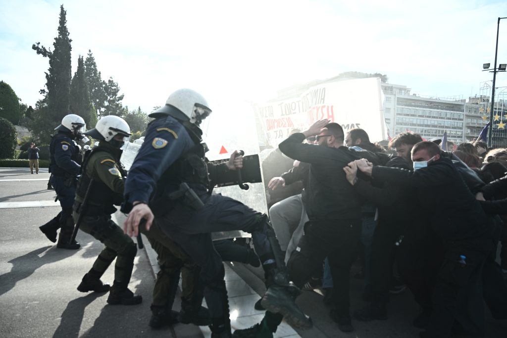 Μικρής διάρκειας ένταση ανάμεσα σε φοιτητές και ΜΑΤ έξω από τη Βουλή