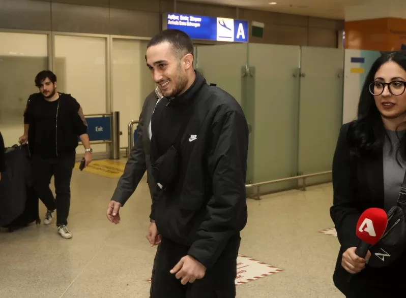 Επέστρεψε στην Ελλάδα ο 19χρονος ναυτικός του ελληνόκτητου πλοίου που κατελήφθη από τις δυνάμεις του Ιρανικού στρατού