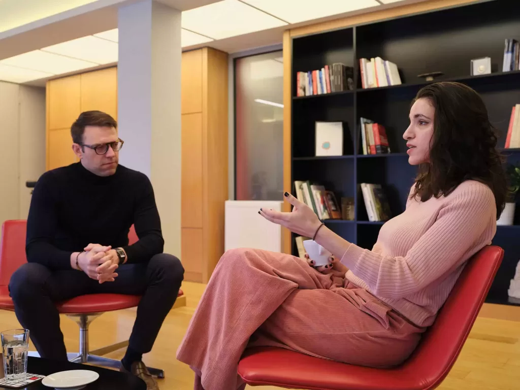 Συνάντηση Κασσελάκη με τη Γεωργία Λαλέ – «Την εικαστικό που ανέδειξε τις τρομακτικές διαστάσεις της έμφυλης βίας στην Ελλάδα»