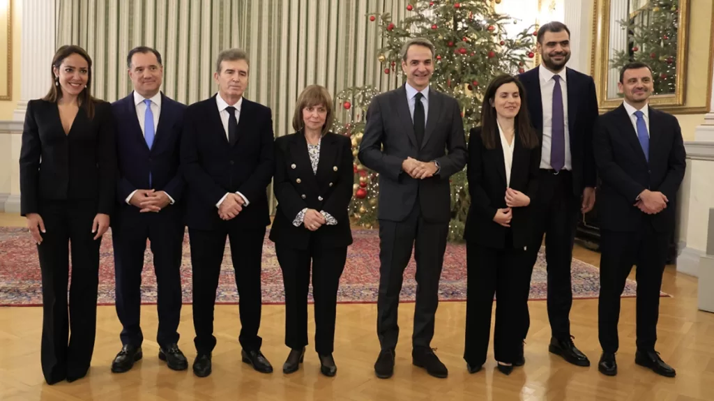 Η αινιγματική φράση Μητσοτάκη σε δημοσιογράφους μετά τον ανασχηματισμό