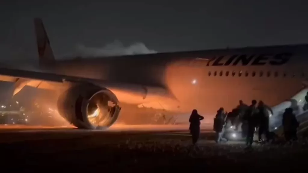 Συγκλονιστικές στιγμές απο το εσωτερικό του φλεγόμενου αεροσκάφους στην Ιαπωνία