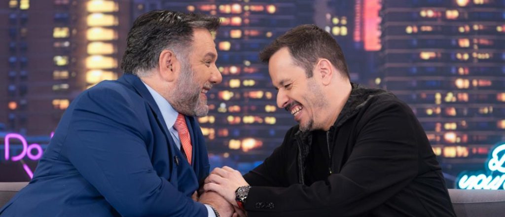 Ο Αλέξανδρος Τσουβέλας μιλά για τα κομπαρσιλίκια, τη λογοκρισία και το φόβο του… cancel!