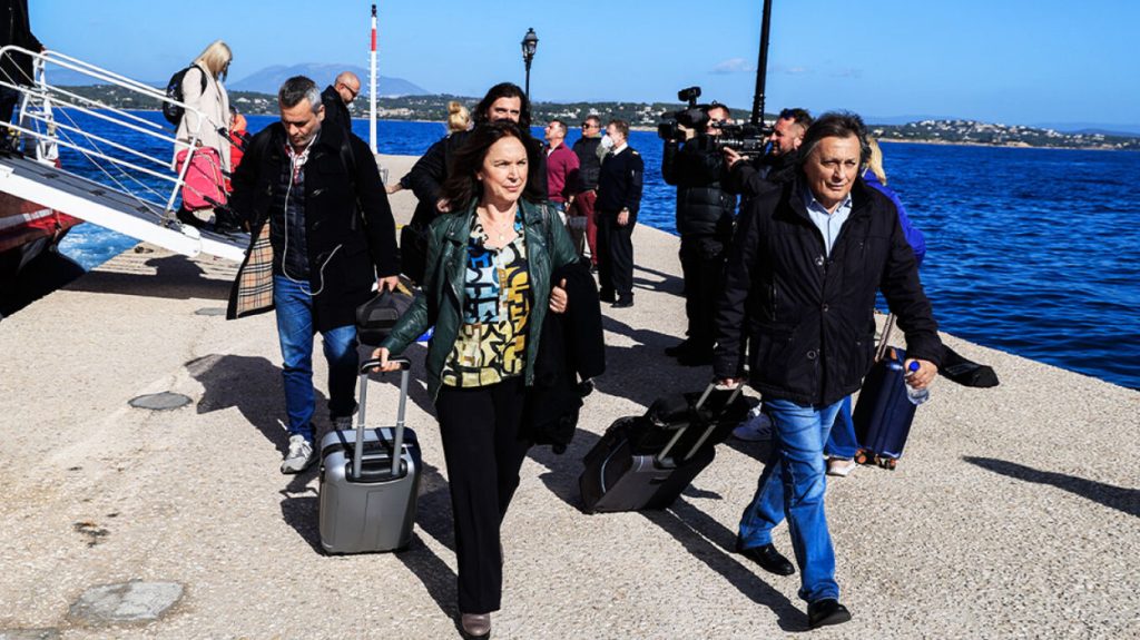 Σπέτσες: Συνεδρίαση της Κ.Ο. του ΣΥΡΙΖΑ γύρω από το τζάκι και με διαλείμματα για τους καπνιστές