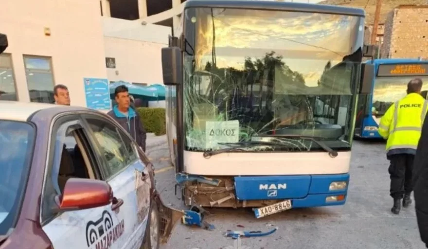 Χαλκίδα: Λεωφορείο έπεσε πάνω σε σταθμευμένα ταξί – Δύο τραυματίες