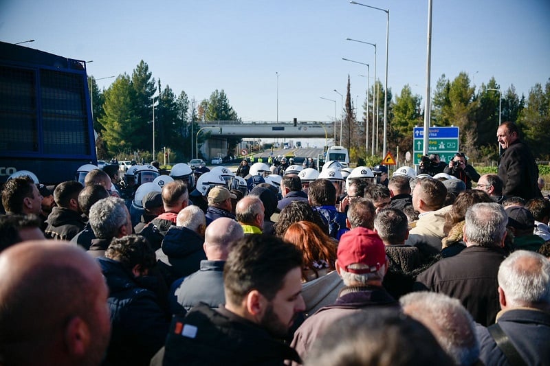 Ένταση και μικροεπεισόδια ανάμεσα σε αγρότες και ΜΑΤ στον κόμβο του Πλατύκαμπου