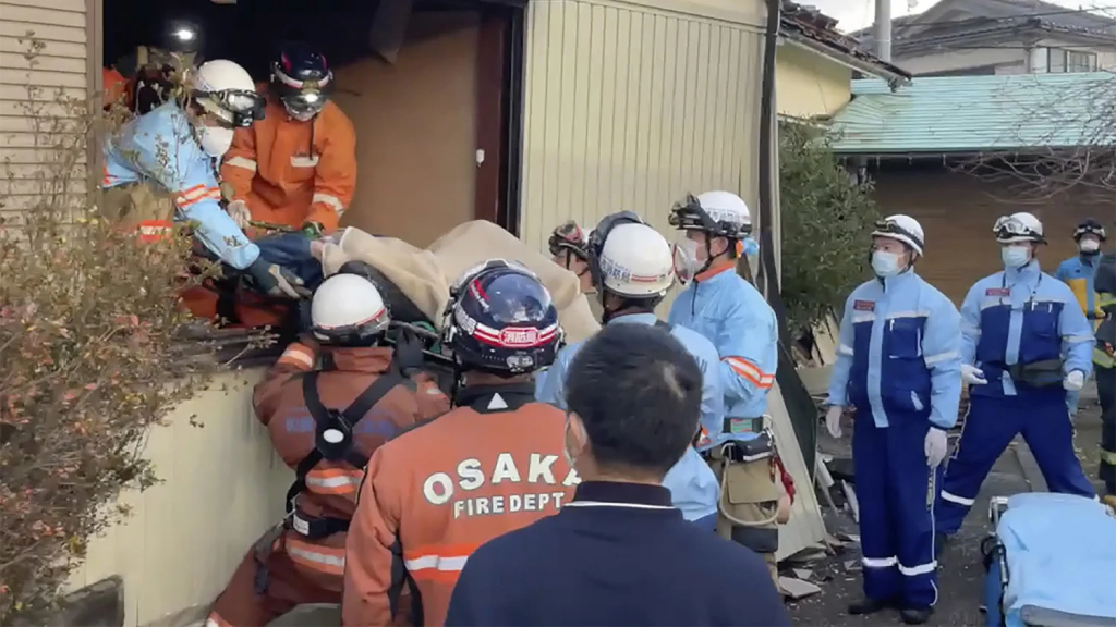 Έβγαλαν ζωντανή 90χρονη μετά από 6 ημέρες στα ερείπια του σεισμού στην Ιαπωνία!