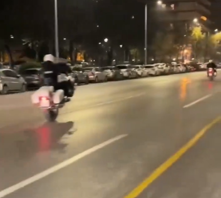 Αστυνομικός κάνει σούζα με μοτοσυκλέτα της ΕΛ.ΑΣ. σε κεντρικό δρόμο στη Θεσσαλονίκη (βίντεο)