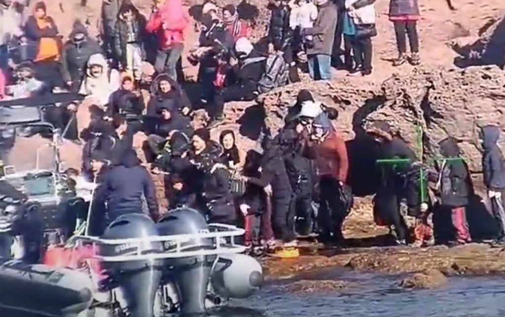 Μυτιλήνη: Το Λιμενικό διέσωσε 55 μετανάστες στη βραχονησίδα Μπαρμπαλιάς (βίντεο)