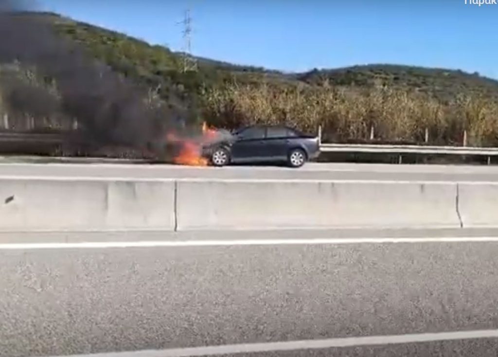 Ιόνια Οδός: Αυτοκίνητο τυλίχθηκε στις φλόγες