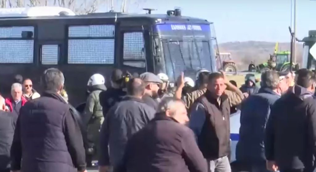 Καρδίτσα: Επεισόδια αγροτών με την αστυνομία – Έπεσαν χημικά, τραυματίστηκε ένας αγρότης