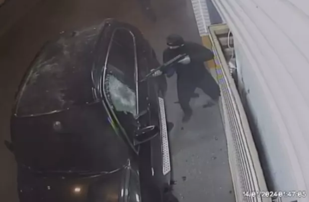 Η στιγμή που «γάζωσαν» τον Βαγγέλη Ζαμπούνη στον Νέο Κόσμο!